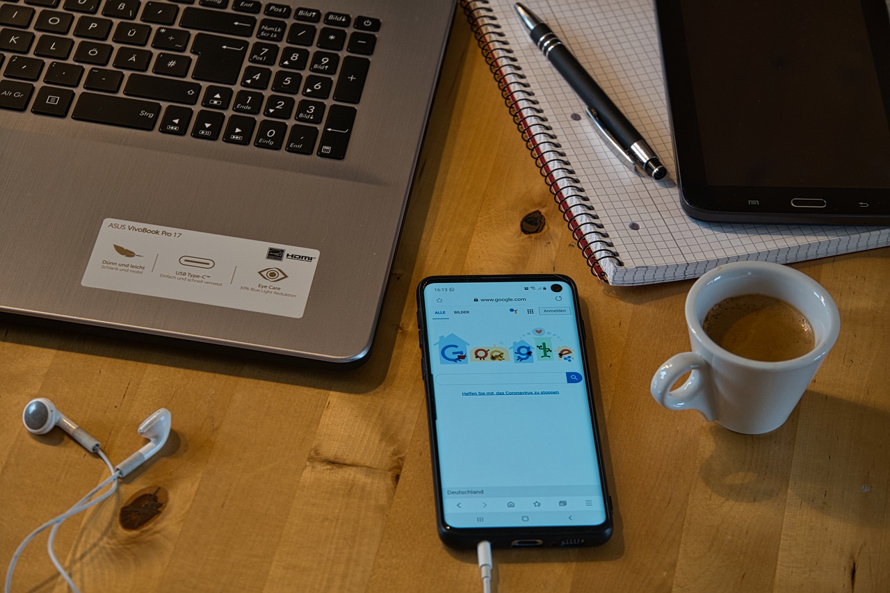 Policjanci przypominają o aplikacji "Kwarantanna domowa"