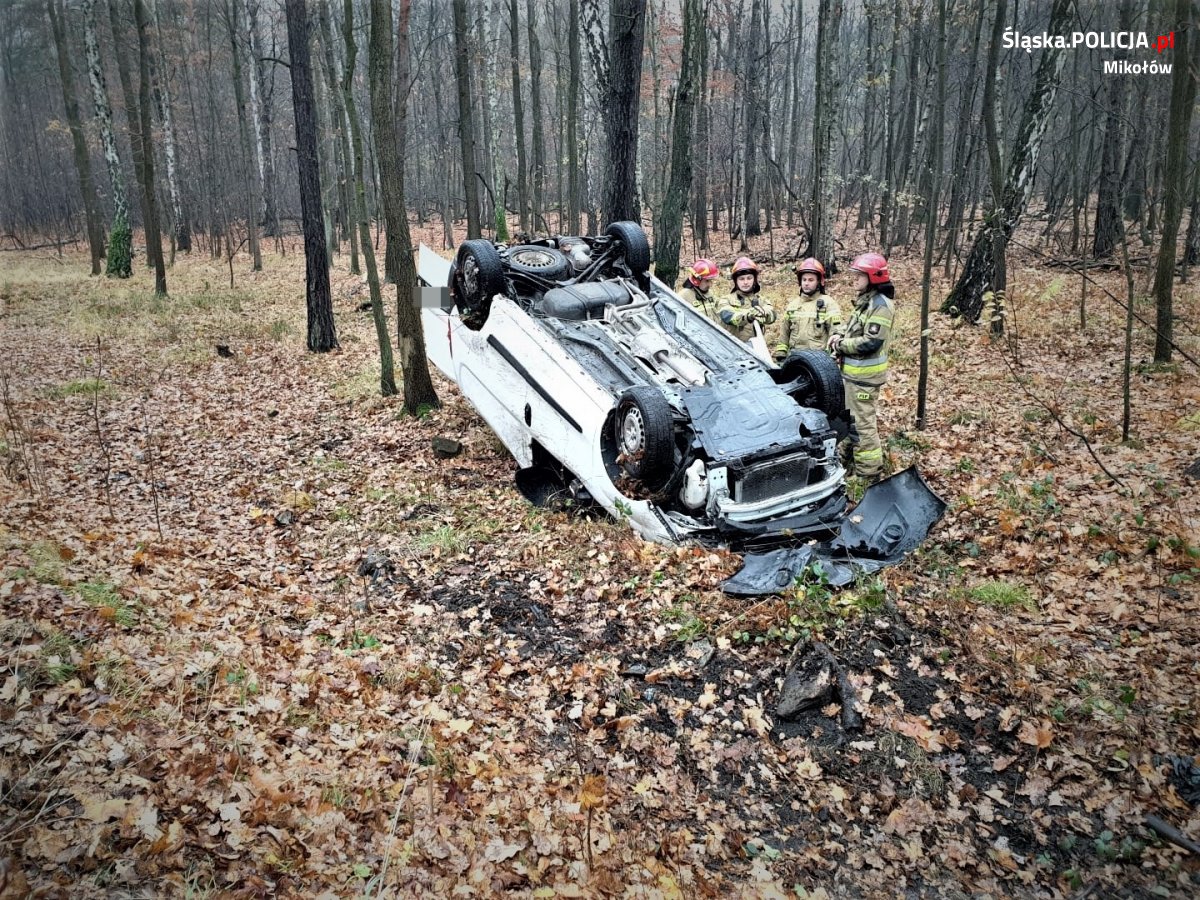 Groźne zdarzenie w Mikołowie. Samochód dachował i wpadł do rowu