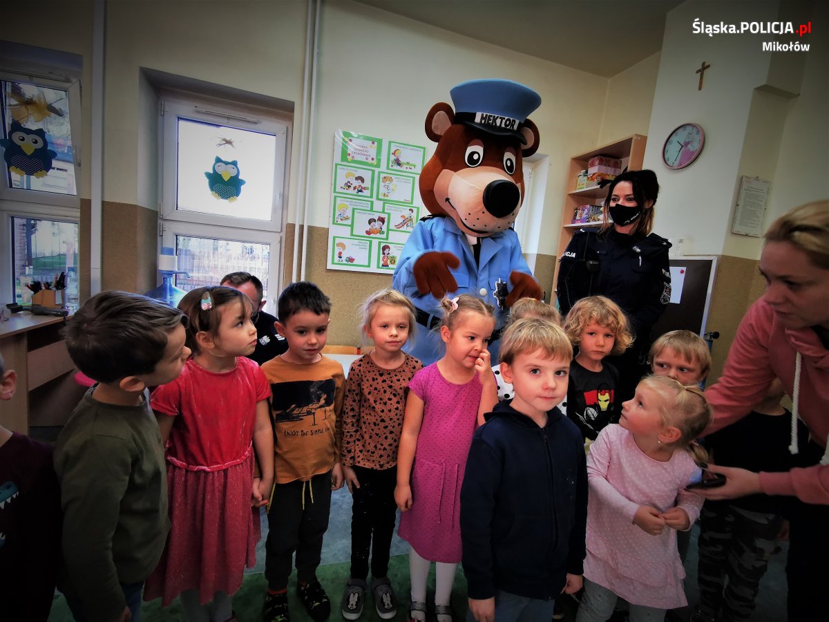 Policjanci na spotkaniu edukacyjnym w przedszkolu im. Czerwonego Kapturka