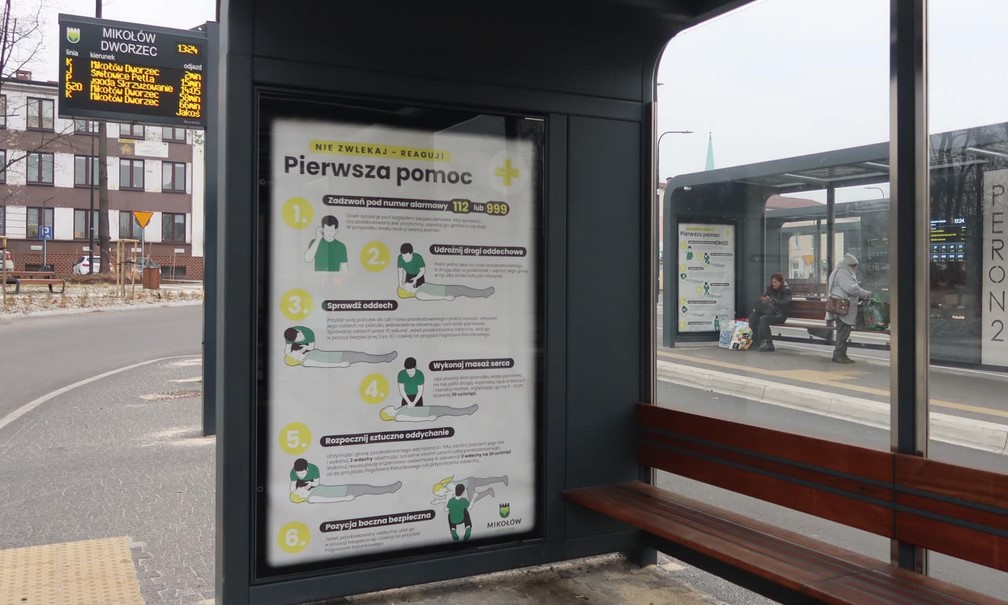 Nowość na przystankach. Mikołowianie dostali „ściągawkę” z pierwszej pomocy