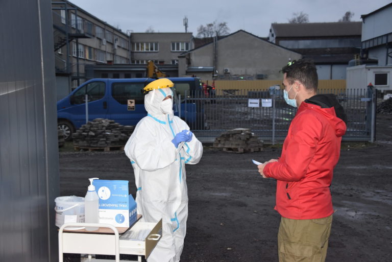 W Mikołowie ruszył punkt pobrań "drive-thru"