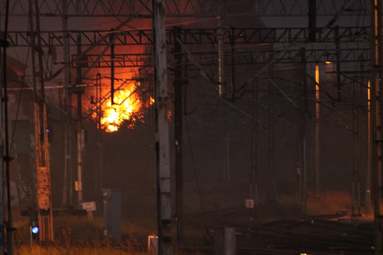 [Wideo] Pożar na terenie zabytkowej lokomotywowni w centrum Katowic!