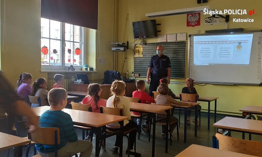"Błyskotliwy pierwszak, czyli bezpieczna droga do szkoły" z katowickimi dzielnicowymi