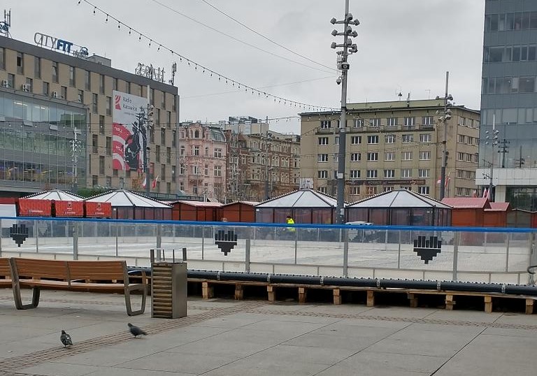 Na rynku pojawiło się lodowisko. Kiedy będzie można z niego skorzystać?