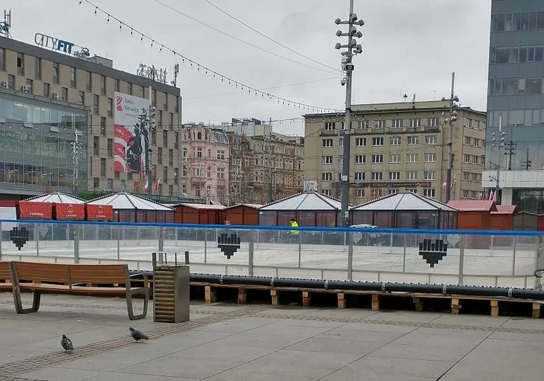 Na rynku pojawiło się lodowisko. Kiedy będzie można z niego skorzystać?