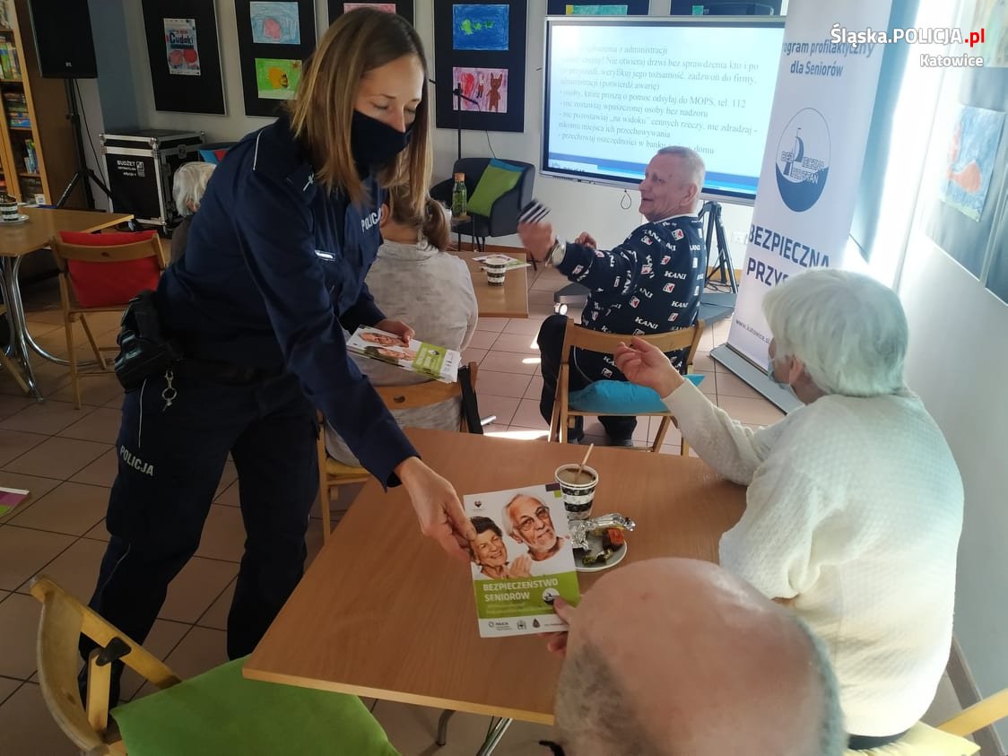 Seniorze! W rozmowie telefonicznej z oszustem przejmij kontrolę