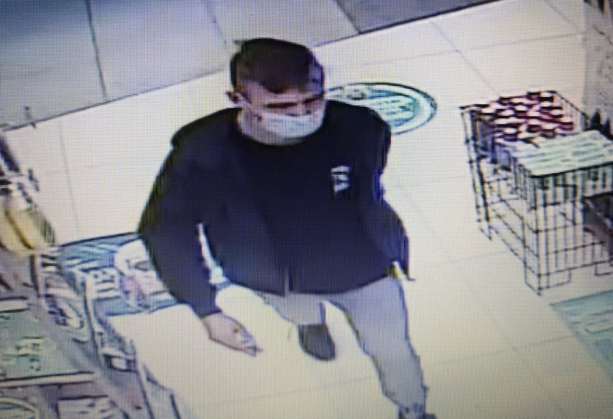 Ukradł z drogerii zestawy do wybielania zębów. Rozpoznajesz go?