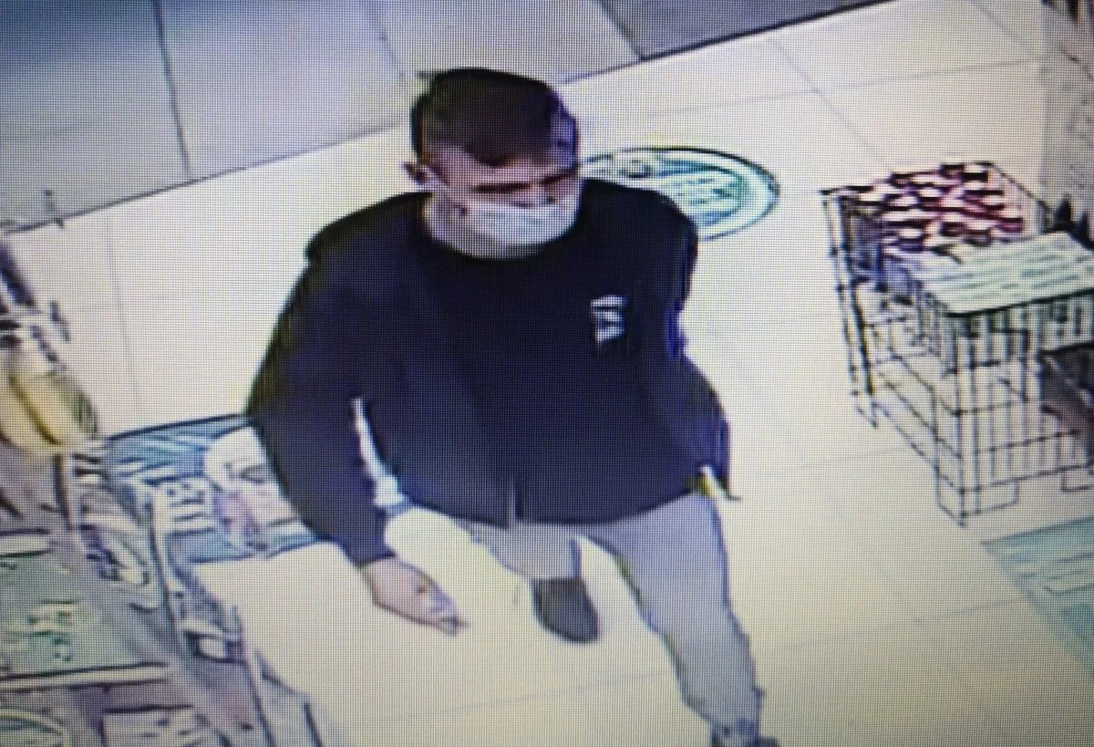 Ukradł z drogerii zestawy do wybielania zębów. Rozpoznajesz go?