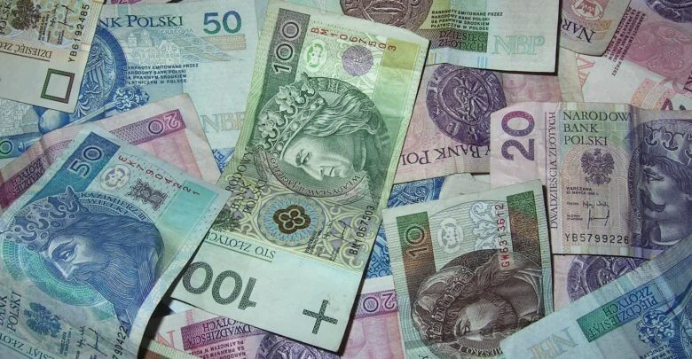 Harcerze podczas gry znaleźli saszetkę. W środku był plik banknotów