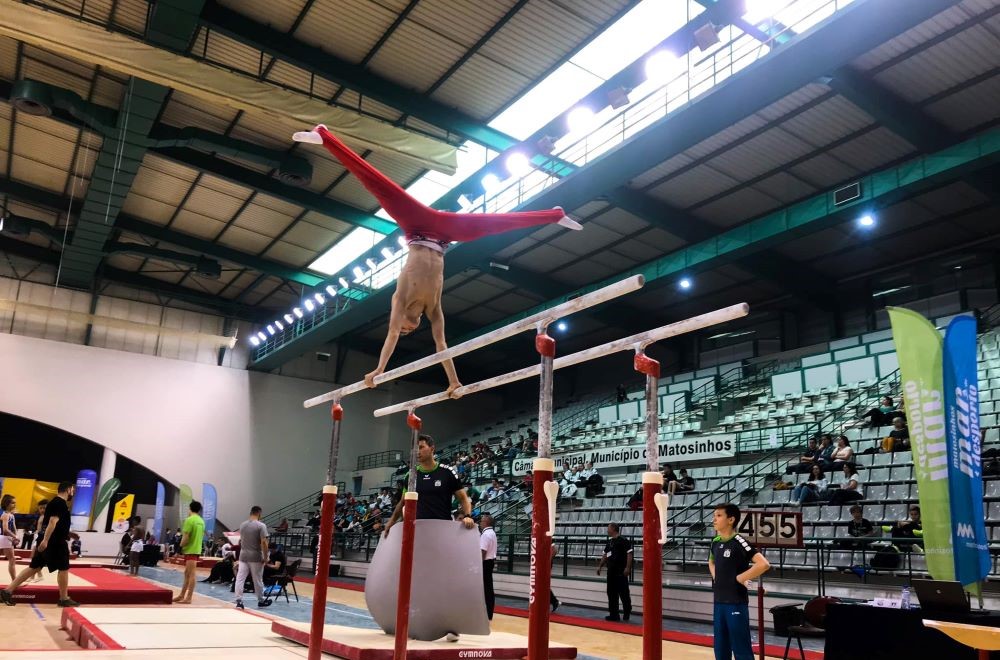 Aby wyjechać na studia do USA, piecze domki z piernika! Młody gimnastyk walczy o marzenia