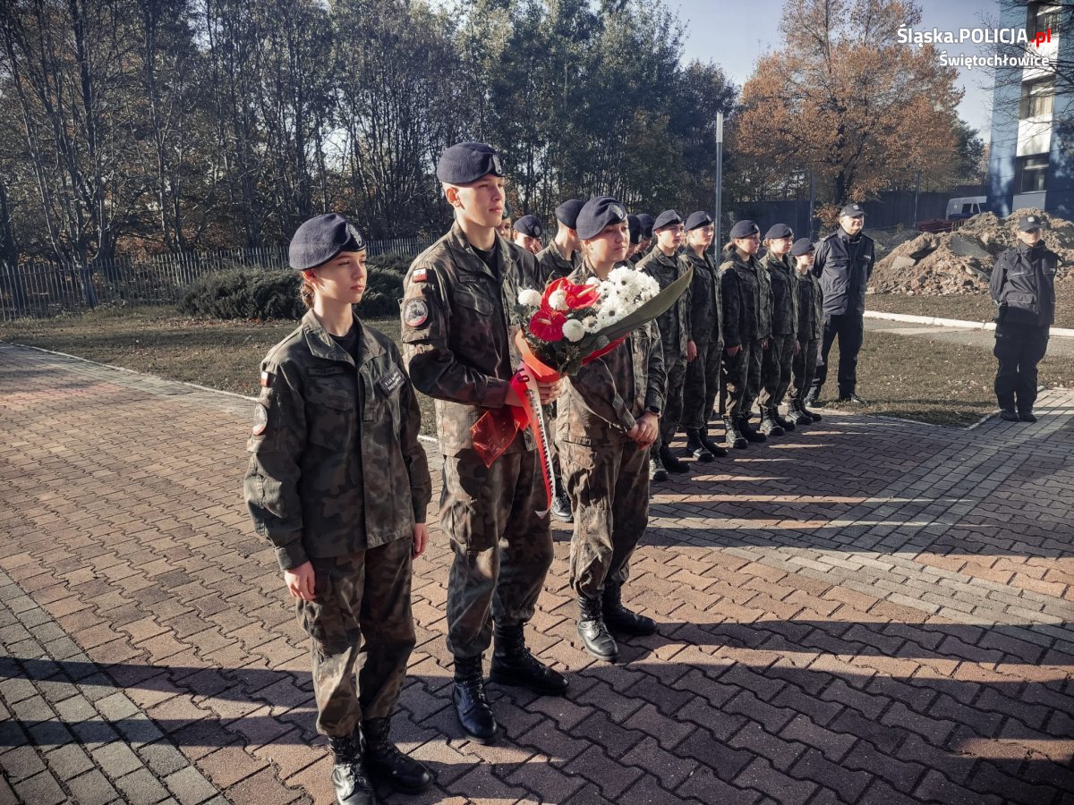 Młodzi kadeci oddali hołd poległym przed grobem nieznanego Policjanta Polskiego