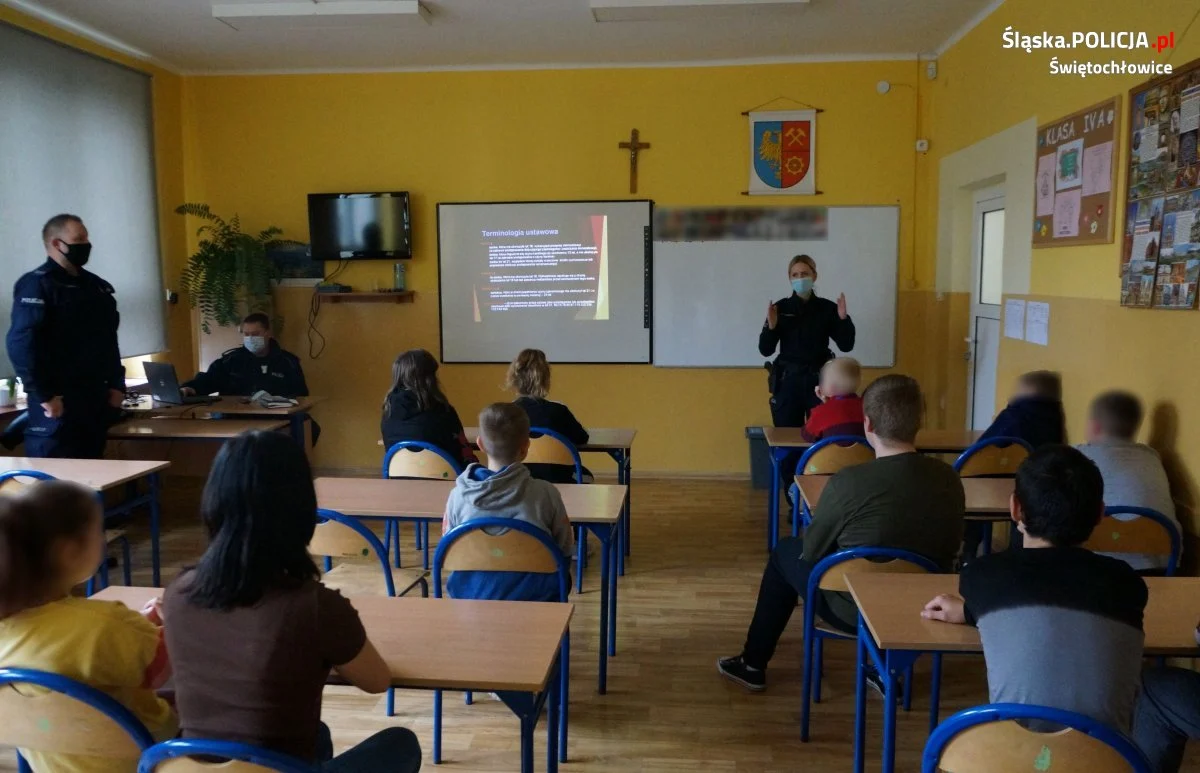 Mundurowi rozmawiali z młodzieżą o konsekwencjach złego zachowania