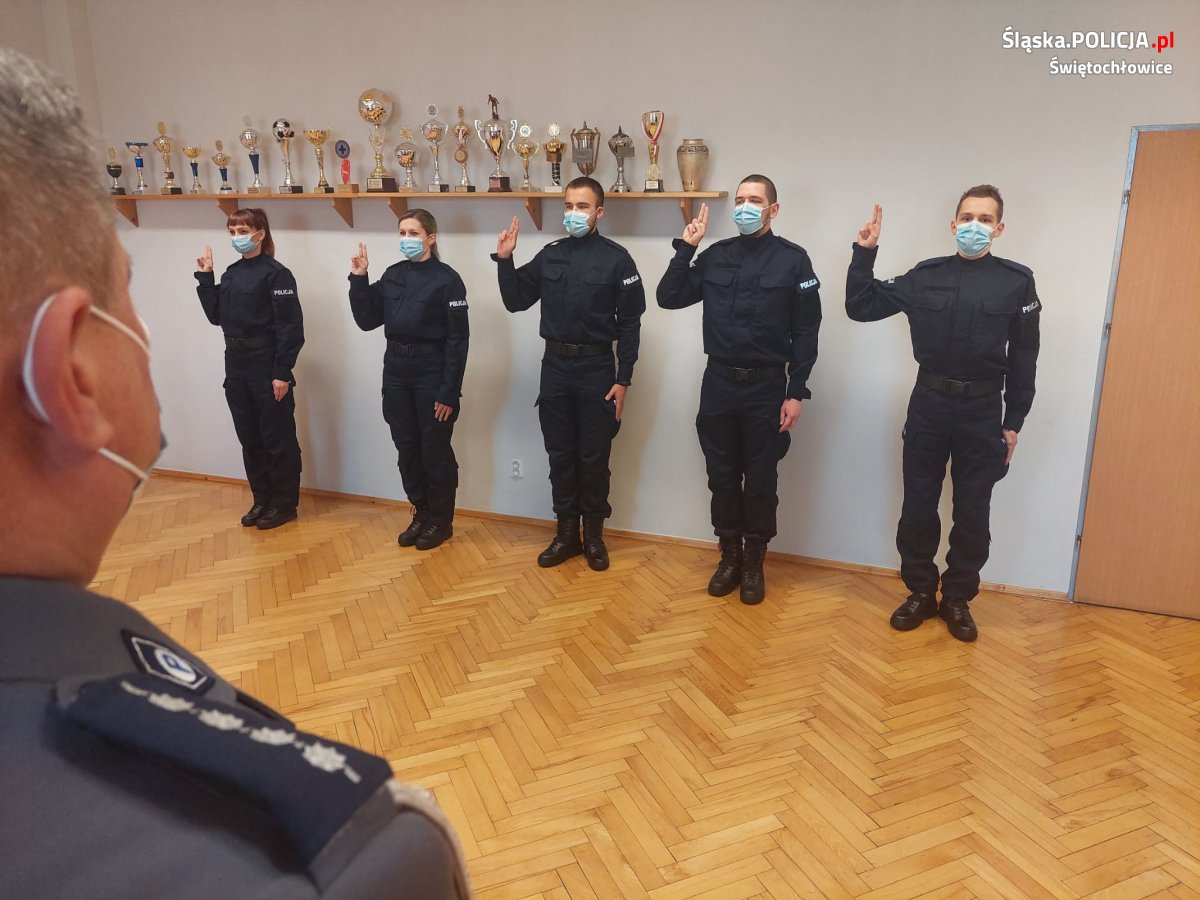 Nowi policjanci i policjantki w Świętochłowicach. Wczoraj złożyli ślubowanie