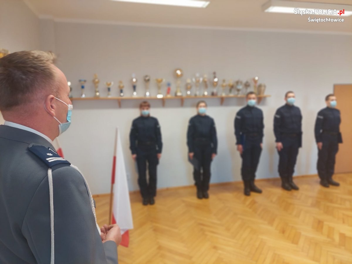 Nowi policjanci i policjantki w Świętochłowicach. Wczoraj złożyli ślubowanie