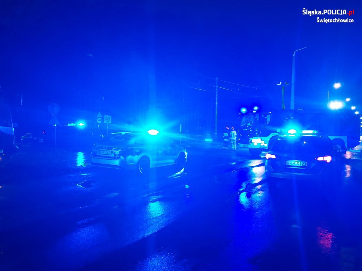 Śmiertelny wypadek w Piaśnikach. Dostawczak zderzył się z tramwajem. Zginęła jedna osoba