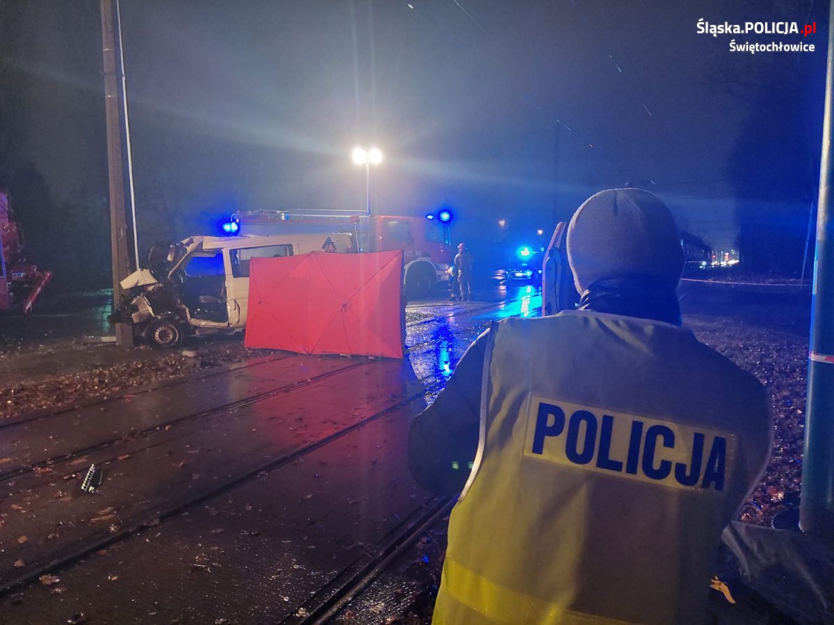 Śmiertelny wypadek w Piaśnikach. Dostawczak zderzył się z tramwajem. Zginęła jedna osoba