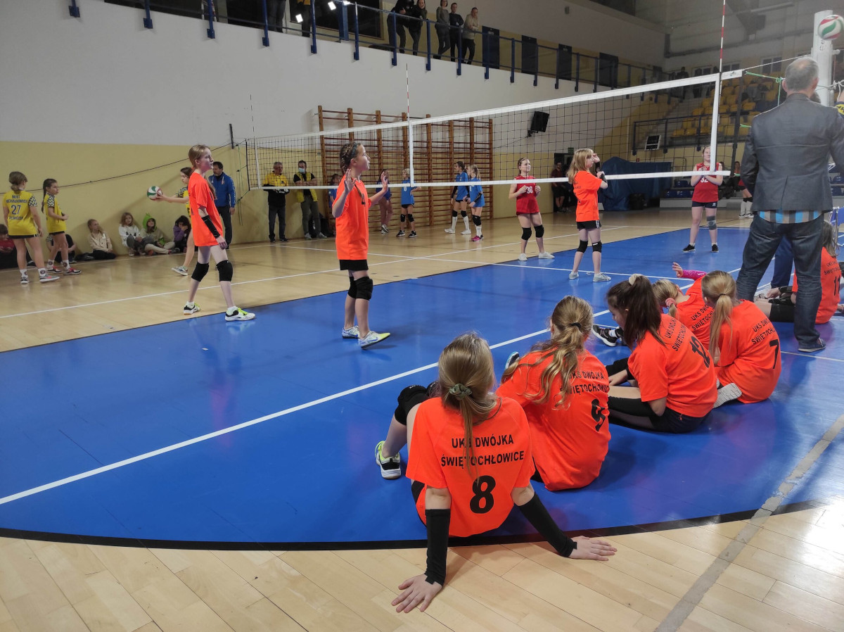 Debiut UKS Dwójka Świętochłowice w lidze mini siatkówki!