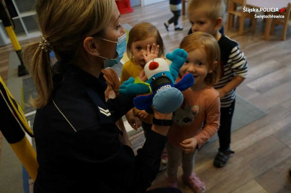Policjantki poprzez zabawę uświadamiały najmłodszym różne zagrożenia