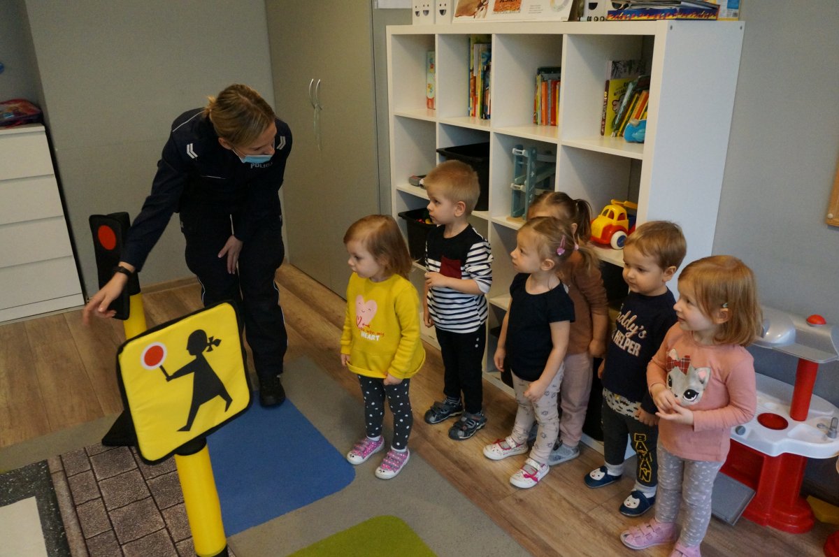 Policjantki poprzez zabawę uświadamiały najmłodszym różne zagrożenia