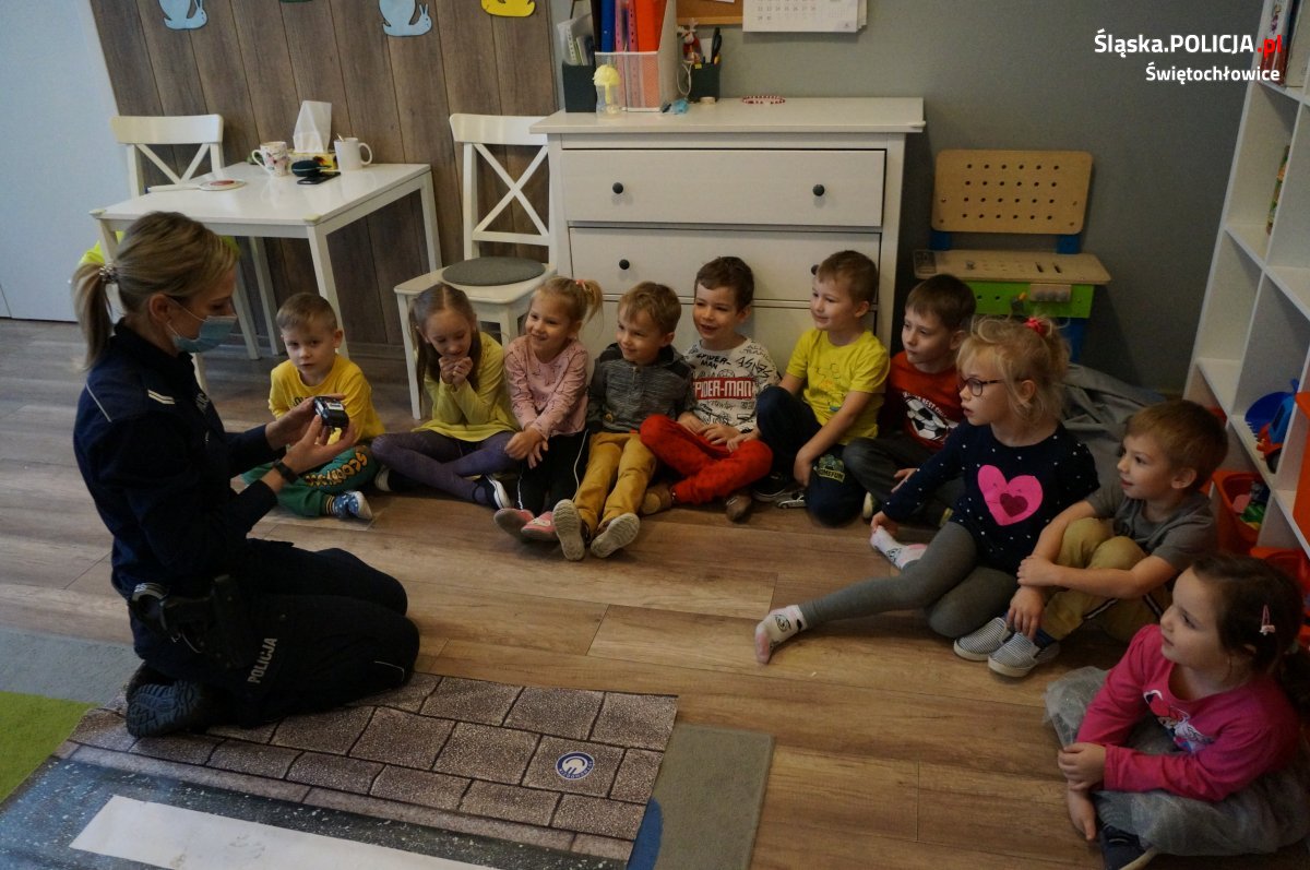 Policjantki poprzez zabawę uświadamiały najmłodszym różne zagrożenia