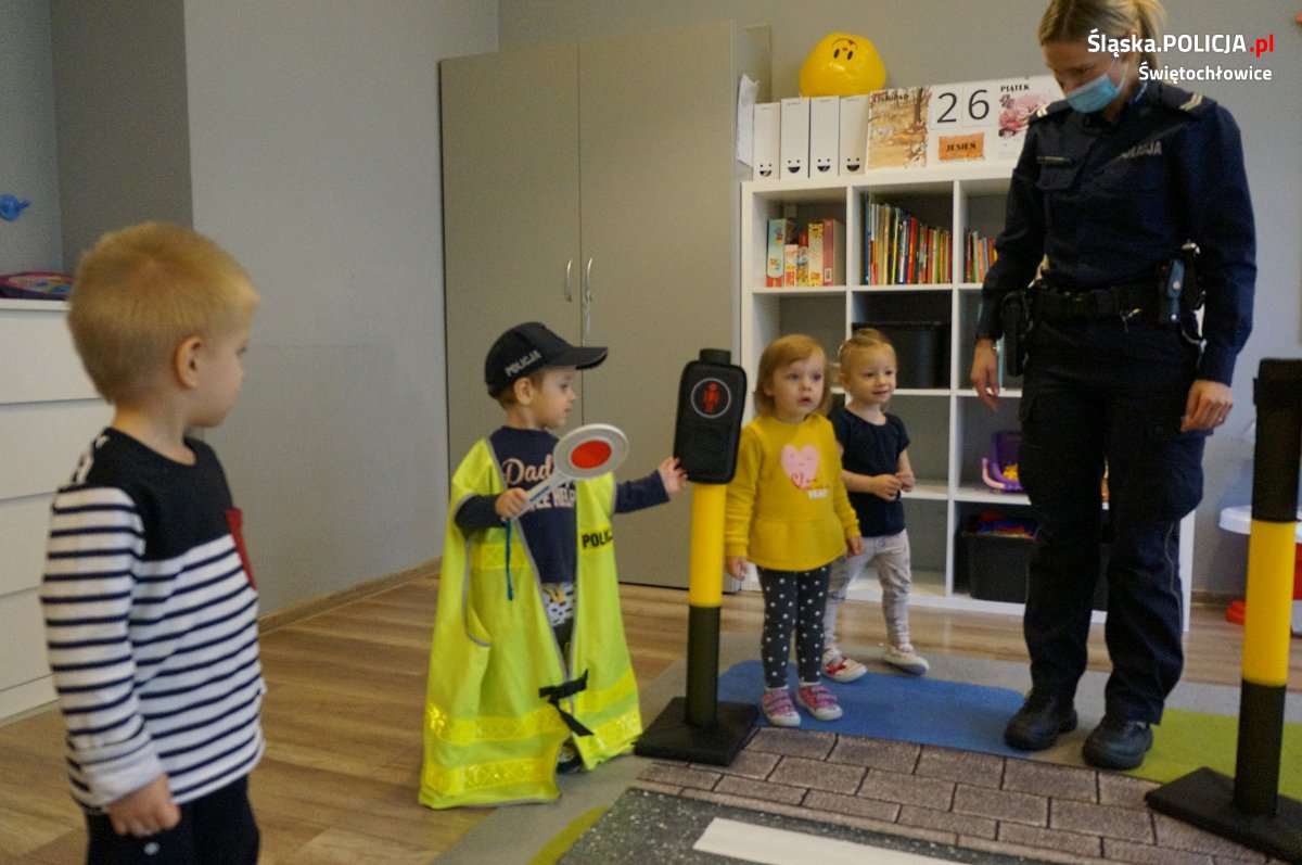 Policjantki poprzez zabawę uświadamiały najmłodszym różne zagrożenia