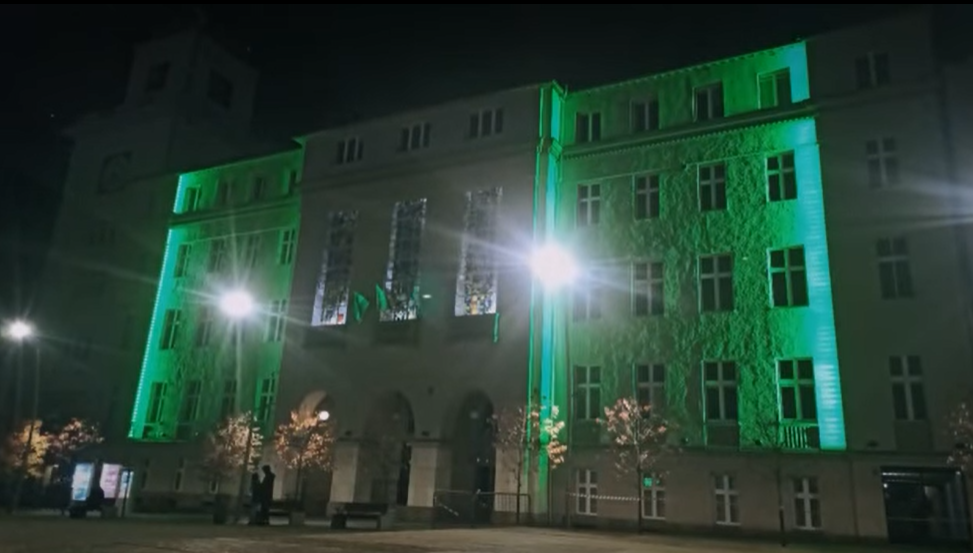 Urząd Miasta podświetlony na zielono - na znak solidarności z uchodźcami i migrantami