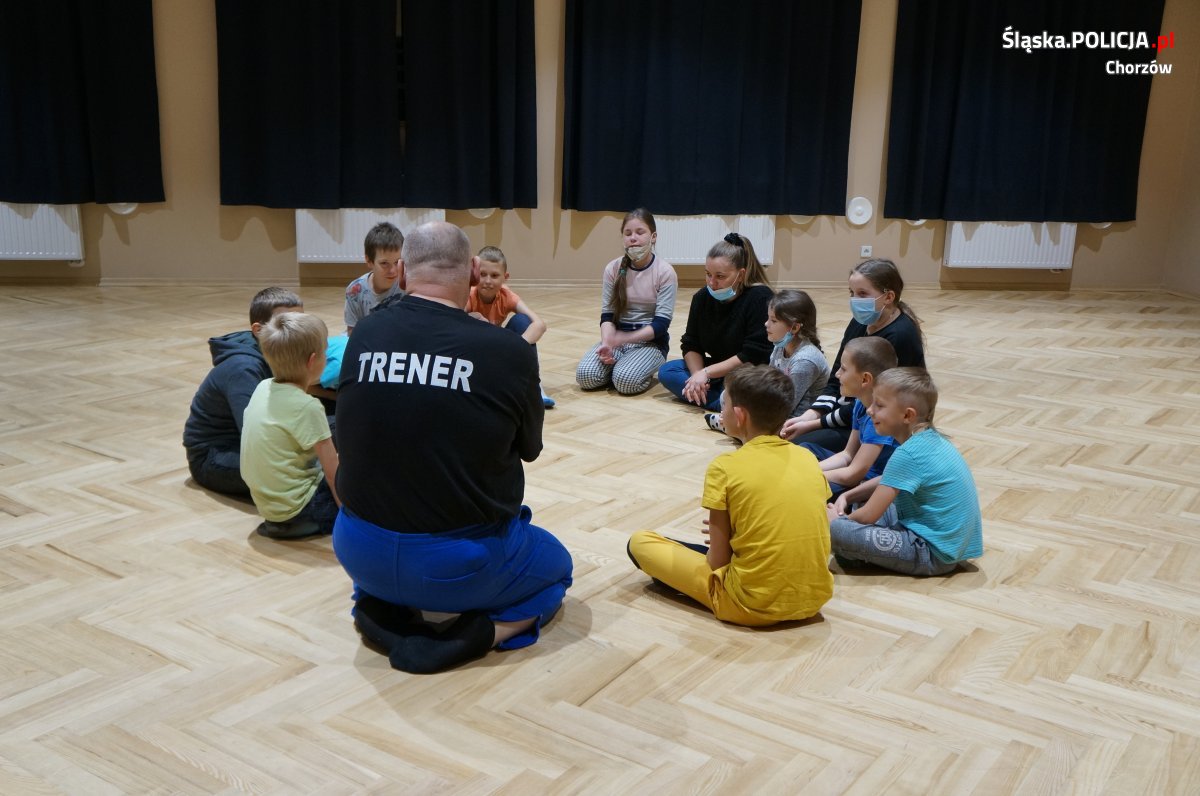 Dzielnicowy z Chorzowa zorganizował zajęcia z samoobrony