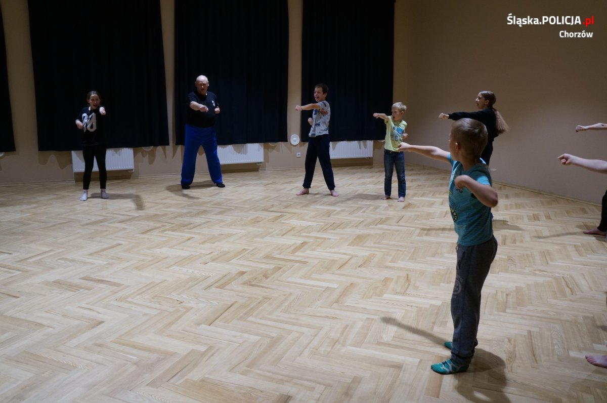 Dzielnicowy z Chorzowa zorganizował zajęcia z samoobrony