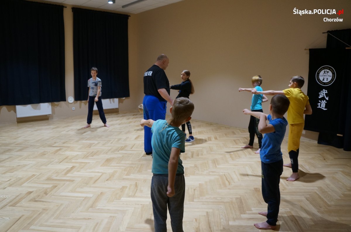 Dzielnicowy z Chorzowa zorganizował zajęcia z samoobrony
