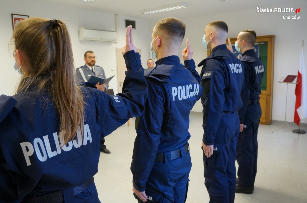 Nowi policjanci i policjantka w Chorzowie. Wczoraj złożyli ślubowanie