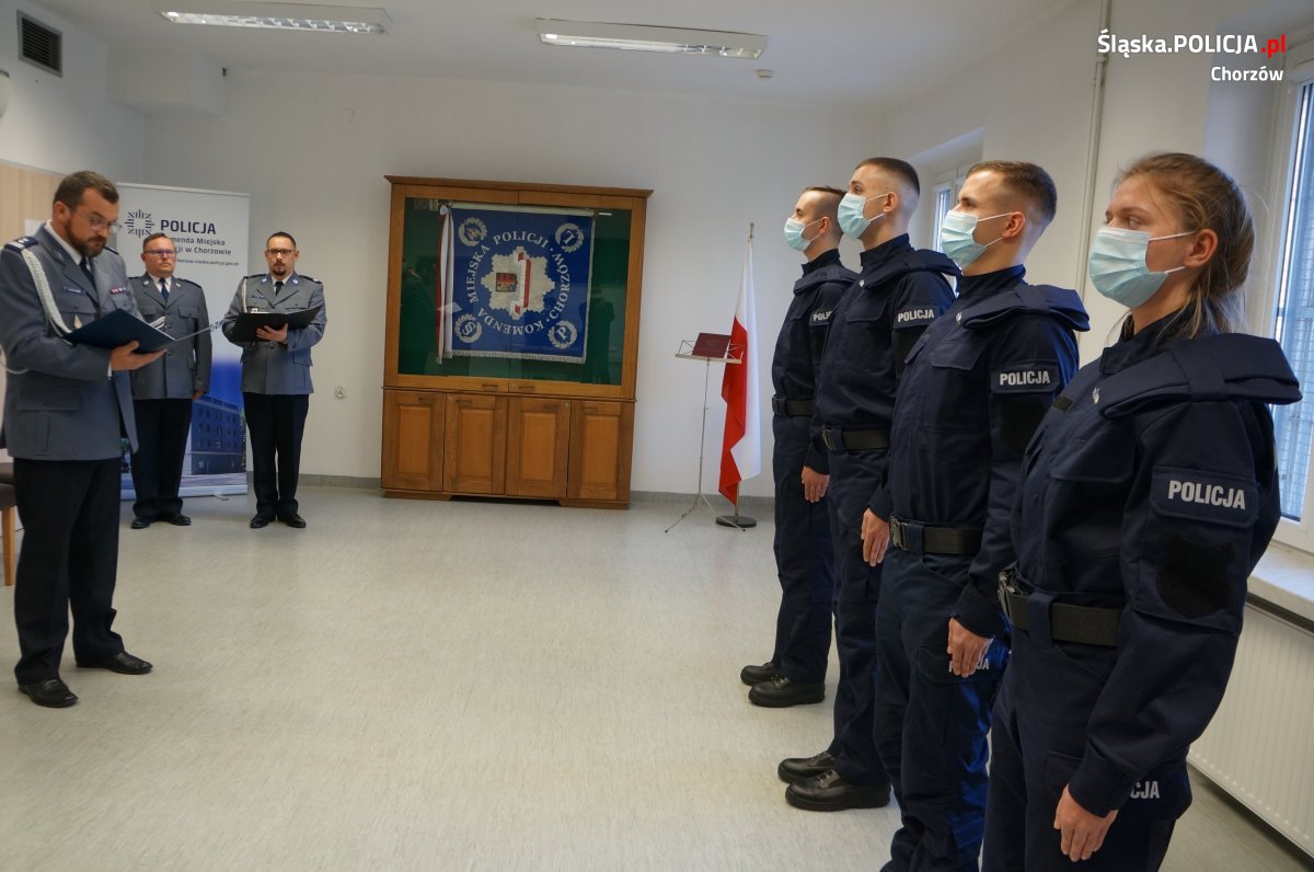 Nowi policjanci i policjantka w Chorzowie. Wczoraj złożyli ślubowanie