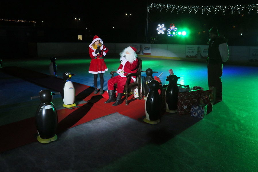 Święty Mikołaj już szykuje się do odwiedzin chorzowskiego lodowiska