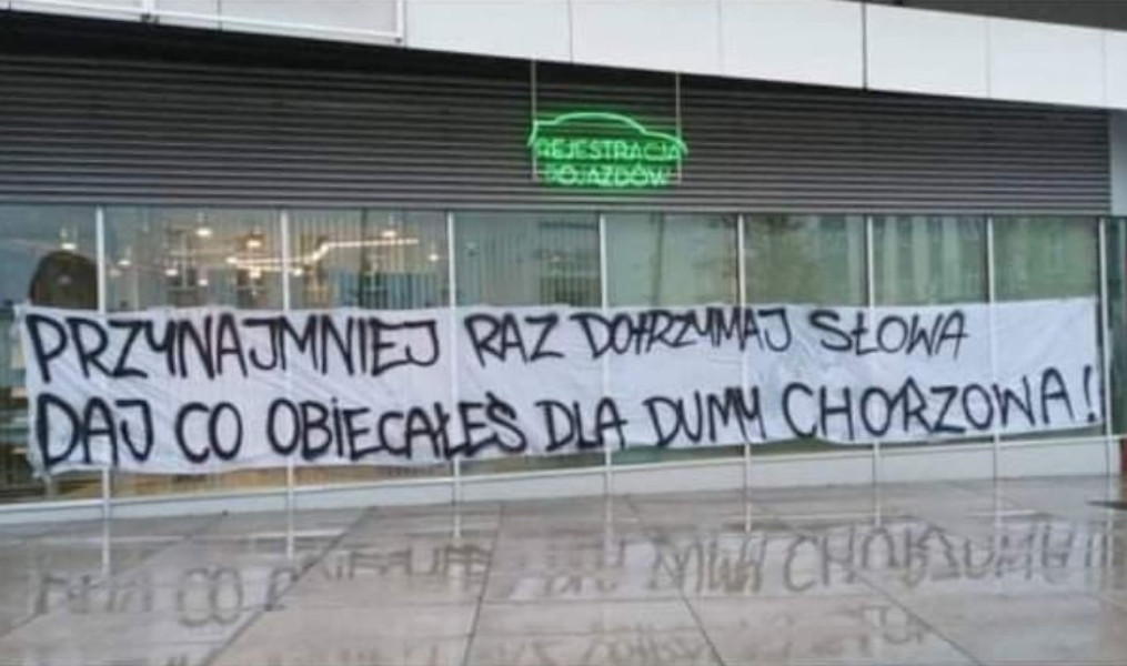 Kibice Ruchu wywiesili baner z przesłaniem do prezydenta. Chodzi o stadion i nie tylko