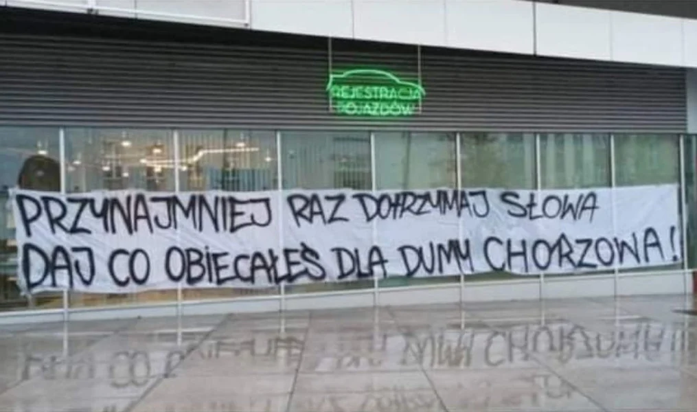 Kibice Ruchu wywiesili baner z przesłaniem do prezydenta. Chodzi o stadion i nie tylko