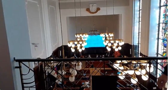 Deszcz banknotów podczas obrad Rady Miasta i podwyżki pensji prezydenta oraz diet radnych