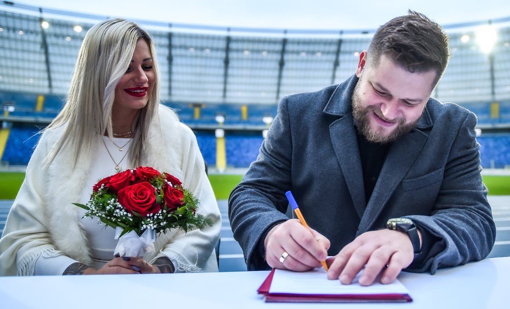 Zamieszanie wokół ślubu Pawła Fajdka. Uroczystość na Stadionie Śląskim była inscenizacją