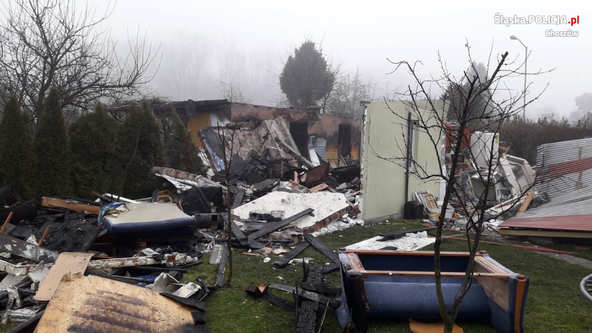 Policjant z Chorzowa wyprowadził starszego mężczyznę z płonącej altany