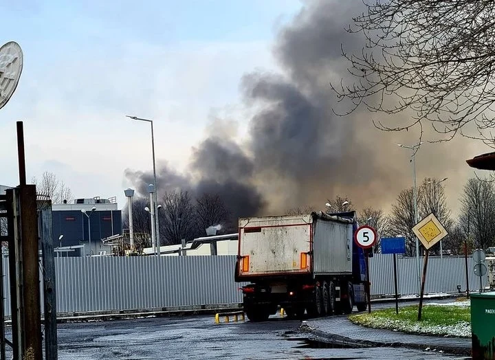 [Foto] Ogromny pożar na terenie zakładu chemicznego! W akcji 30 zastępów straży pożarnej