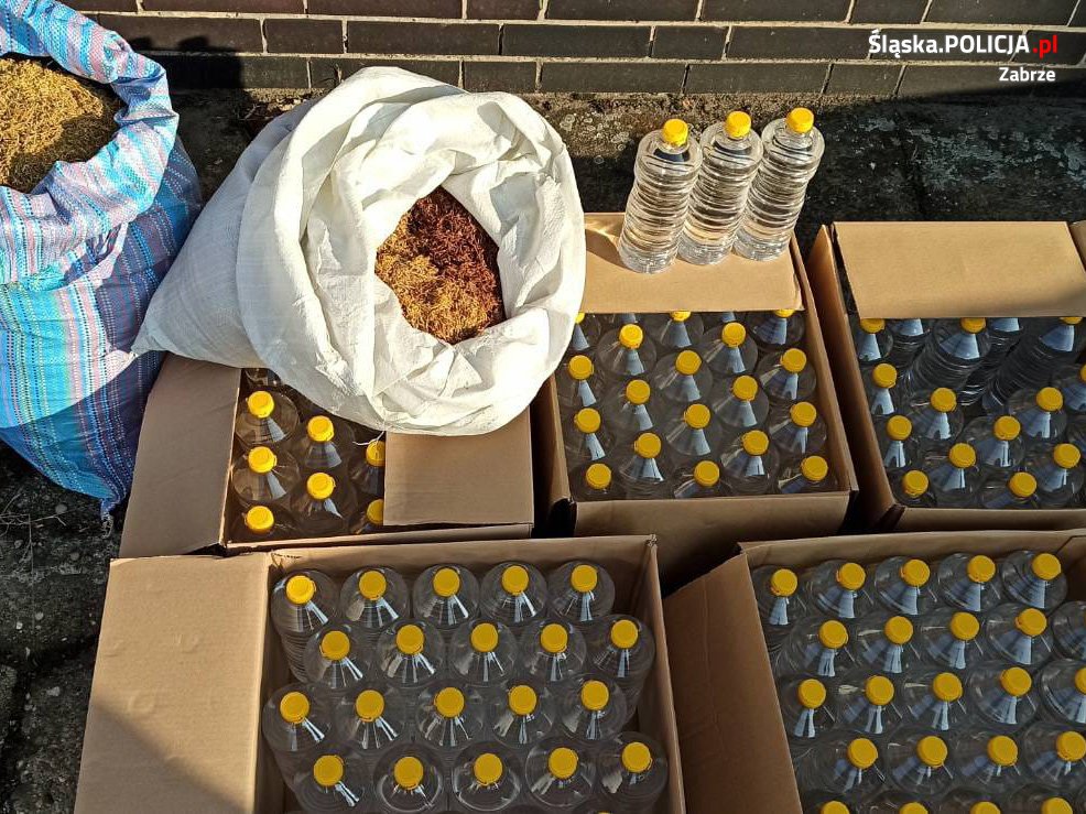 Policjanci przechwycili 42 kg tytoniu i 120 litrów alkoholu bez akcyzy