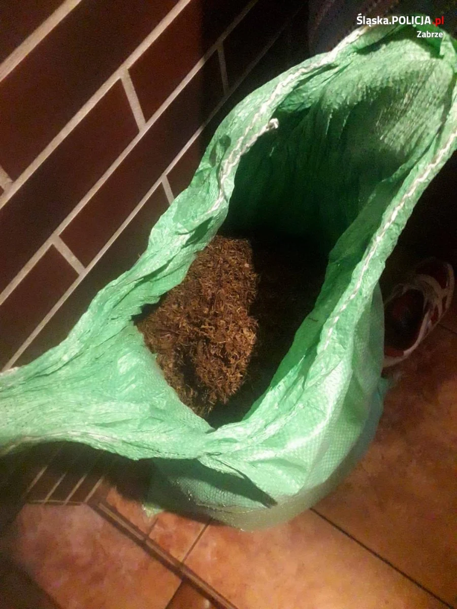 Policjanci przechwycili 42 kg tytoniu i 120 litrów alkoholu bez akcyzy