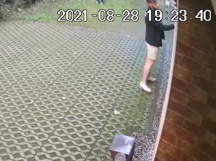 Zrobili graffiti na elewacji budynku, teraz szuka ich policja. Rozpoznajesz ich?