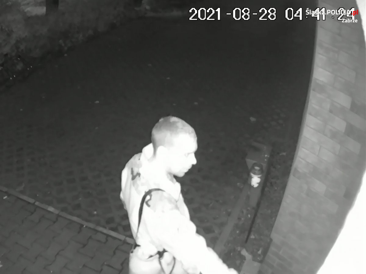 Zrobili graffiti na elewacji budynku, teraz szuka ich policja. Rozpoznajesz ich?