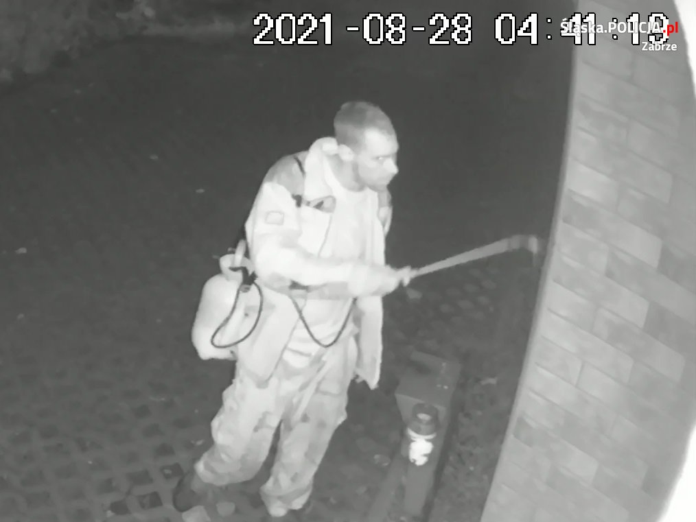 Zrobili graffiti na elewacji budynku, teraz szuka ich policja. Rozpoznajesz ich?