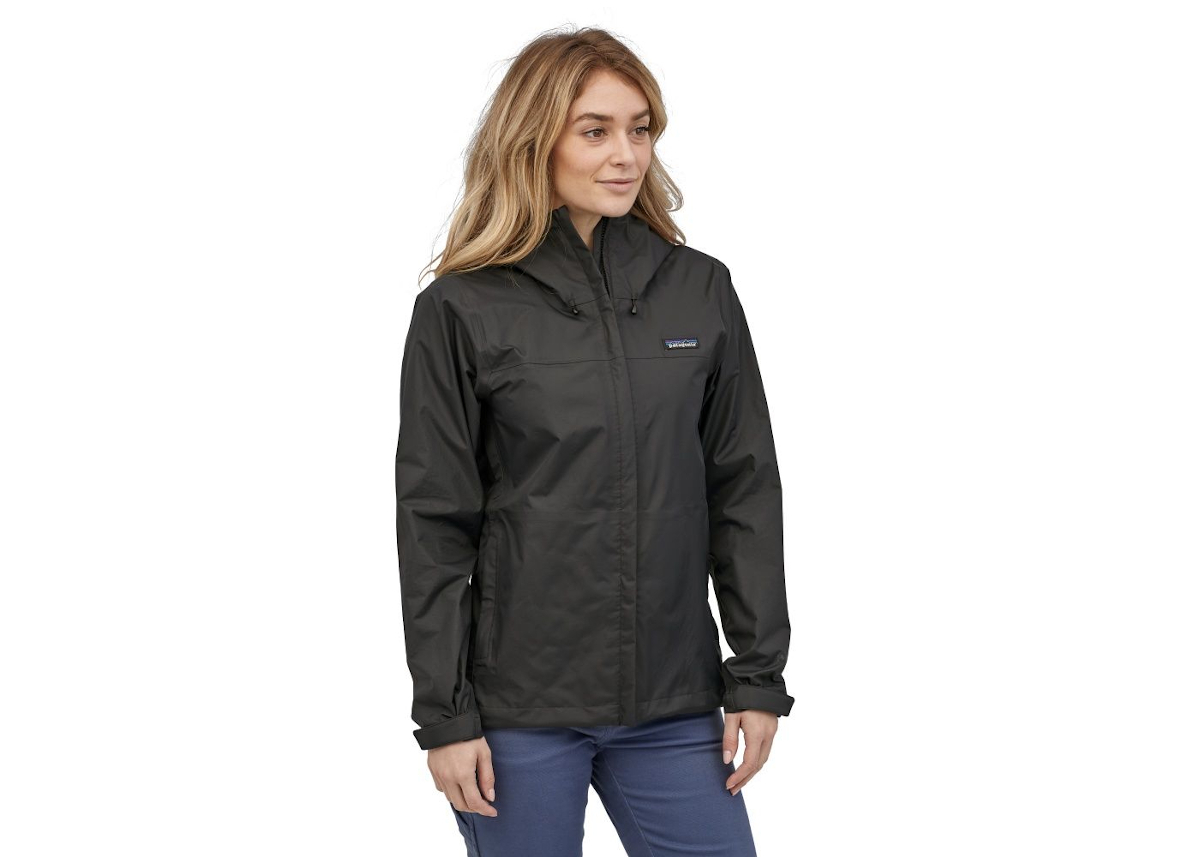 Damska, oddychająca, kurtka przeciwdeszczowa: o czym trzeba pamiętać przed zakupem?