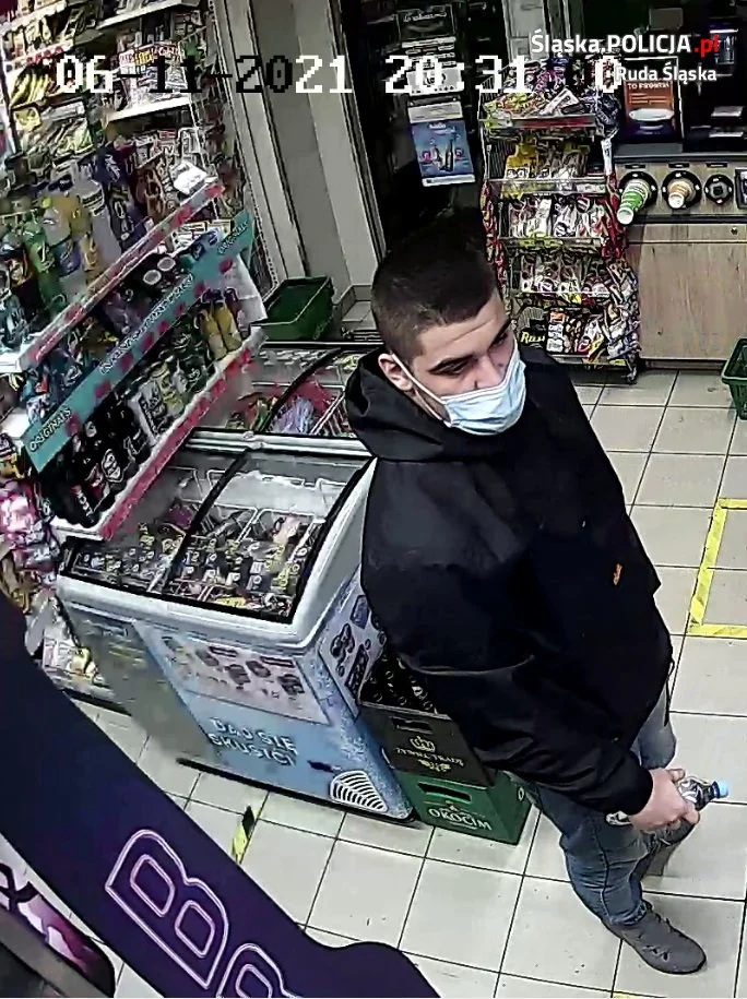 Kradzież w sklepie przy Chorzowskiej! Rozpoznajesz tego mężczyznę?