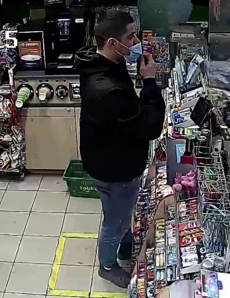 Kradzież w sklepie przy Chorzowskiej! Rozpoznajesz tego mężczyznę?
