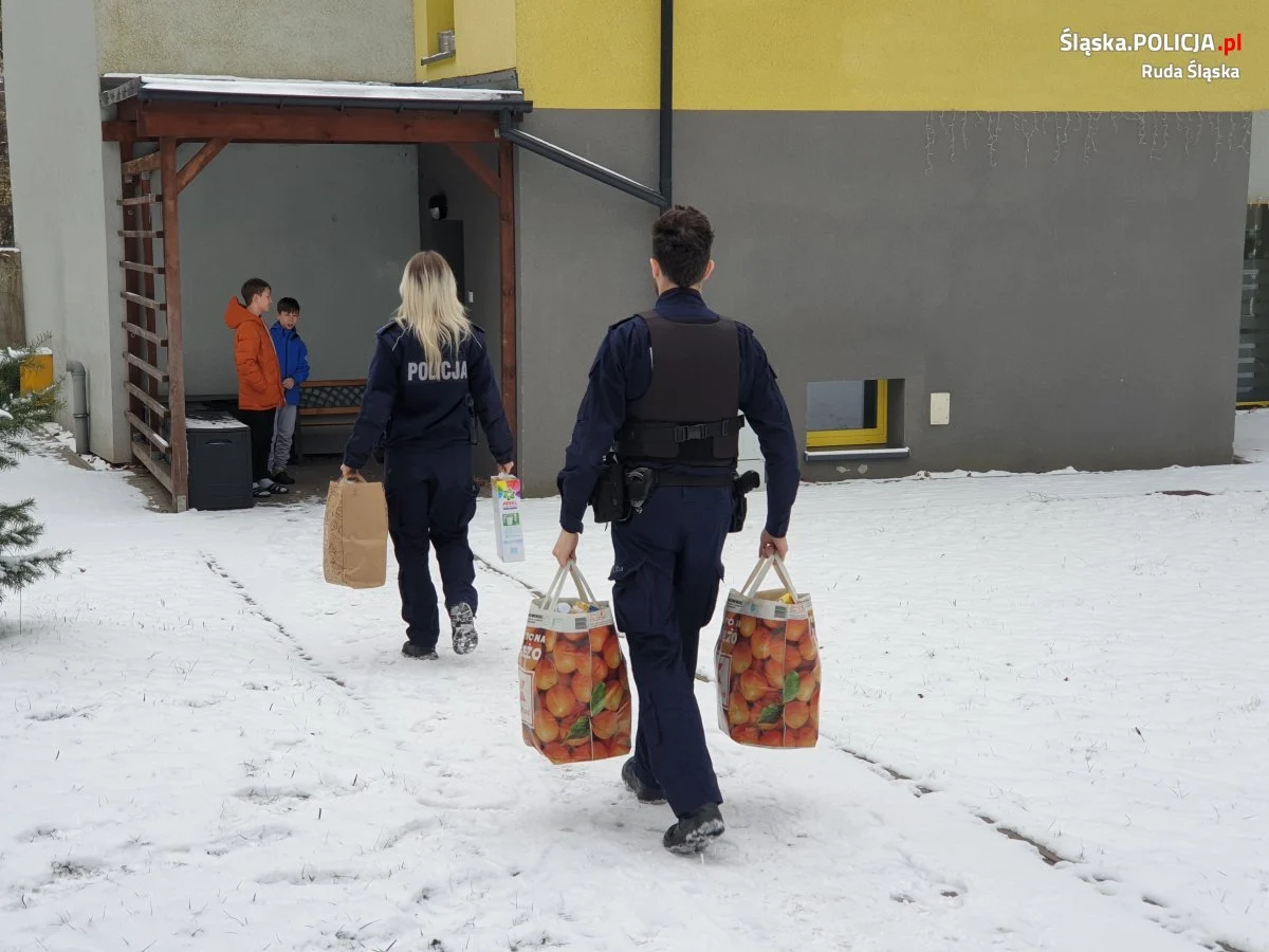 Policjanci z Rudy Śląskiej wsparli trzy rodzinne domy dziecka!