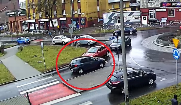 Na rondzie pod prąd. Kolejny kierowca wjechał lewym pasem na rondo w Wirku [FILM]