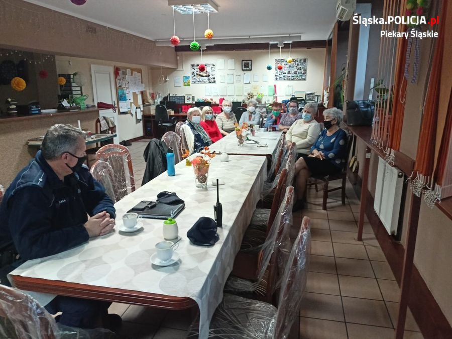 Dzielnicowi odwiedzają kluby seniora