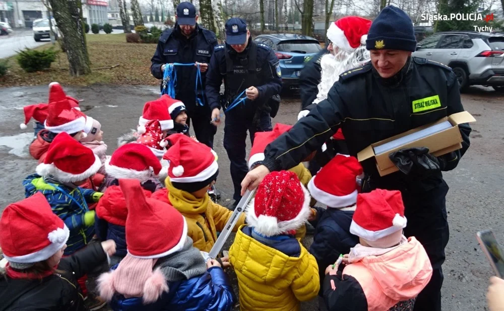 Dzielnicowi w patrolu z Mikołajem